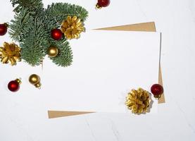 árbol de navidad con regalos en la mesa foto