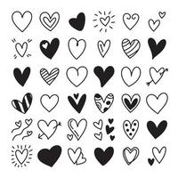 conjunto de bocetos de corazones de fideos. varios iconos de corazón dibujados a mano diferentes colección de amor aislado sobre fondo blanco. símbolo de corazón negro para el día de san valentín, boda, aniversario. vector