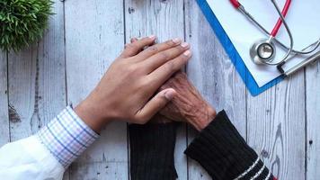 close-up van de handen van een oudere persoon