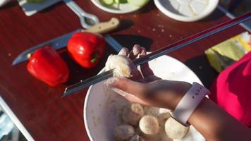 cuisine en plein air avec des champignons entiers sur des brochettes video