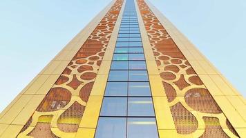 dubai, uae, 2022 - dubai-rahmen. goldener dubai-rahmen - neue attraktion in dubai, erstaunliche architektur, vereinigte arabische emirate video