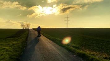 Fahrrad fahren und den Sonnenuntergang video