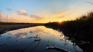 equitazione bicicletta e il tramonto video