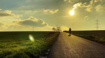 Wandern im grünen Feld bei Sonnenuntergang video