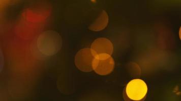 bunter bokeh hintergrund in einem weihnachtsvergnügungspark video