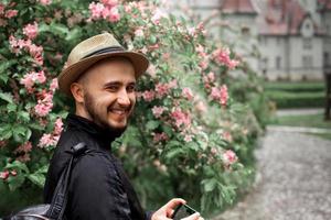 hombre con sombrero de paja y barba mirando a la cámara y sonriendo foto