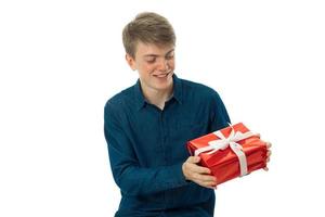 joven feliz mirando su regalo foto