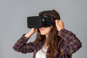 chica probando un casco de realidad virtual foto