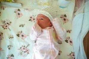 retrato de una linda niña recién nacida foto