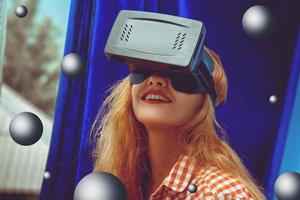 mujer con casco de realidad virtual foto