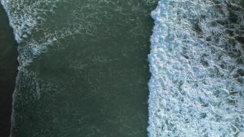 vista panorámica de las olas espumosas en la playa de surf de praia de caion en galicia, españa. video