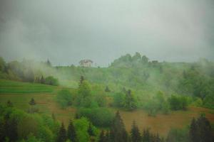 niebla de la mañana paisaje de montaña foto