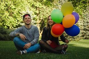 la pareja se sienta en la hierba foto