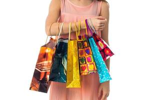 coloridos bolsos de compras cuelgan de la mano de una niña foto