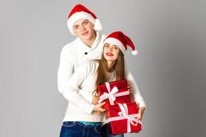 pareja celebra la navidad con regalos foto
