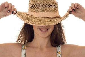 Close Up retrato de niña feliz en sombrero de paja aislado sobre fondo blanco. foto