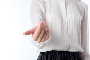 chica con camisa blanca estiró una mano aislada en el fondo foto