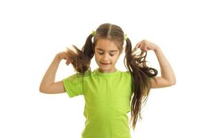 niña divertida con coletas en camisa verde foto