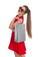 mujer está sosteniendo una bolsa de compras foto