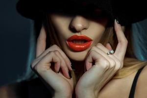 retrato horizontal de una chica con piel sana y labios rojos con los ojos en la sombra foto
