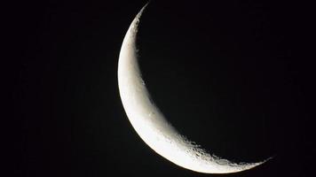 statico Visualizza vicino su terre satellitare Luna pieno nel telaio mossa sinistra per giusto nel buio cielo. volendo mezzaluna fase. cosmo a partire dal telescopio Visualizza video