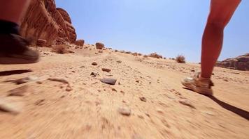 punkt av se pOV två vandrare promenad i wadi rom dalar i extrem värme tillsammans utforska jordan öken- video