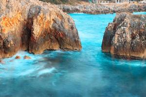 rocas y mar tormentoso azul foto