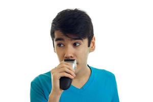 un joven gracioso con la camisa azul echó un vistazo a un lado y te afeita el bigote debajo de la nariz foto