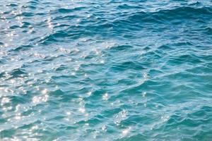 textura del mar azul ondulado. foto