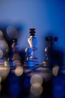 tablero de ajedrez con piezas de ajedrez sobre fondo azul. concepto de ideas de negocio e ideas de competencia y estrategia. reyes blancos y negros de cerca. foto