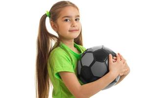 retrato de las chicas más lindas con la pelota aislada en un fondo blanco foto