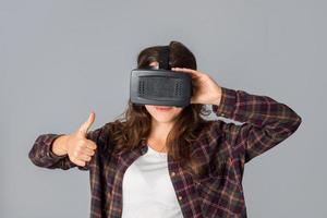 jovencita alegre con casco de realidad virtual foto