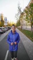 femme fait du jogging matinal à travers la ville video