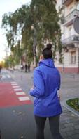 Frau joggt morgens durch die Stadt video