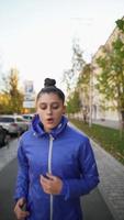 mujer toma jogging matutino por la ciudad