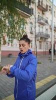 femme fait du jogging matinal à travers la ville video