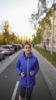 Frau joggt morgens durch die Stadt video