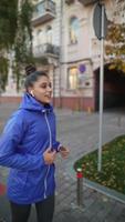 mujer toma jogging matutino por la ciudad