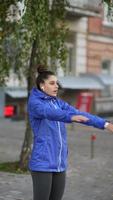 femme fait du jogging matinal à travers la ville video