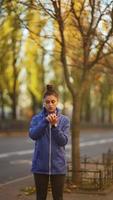 femme fait du jogging matinal à travers la ville video