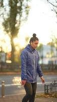 kvinna tar morgon- jogga genom de stad video
