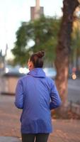 vrouw duurt ochtend- joggen door de stad video