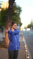 femme fait du jogging matinal à travers la ville video