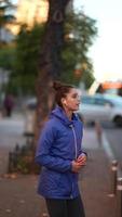 kvinna tar morgon- jogga genom de stad video
