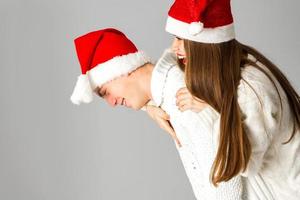 pareja enamorada celebra navidad con sombrero de santa foto