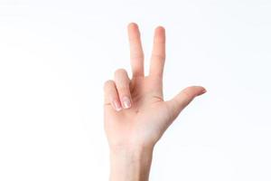 el gesto de la mano humana que muestra tres dedos aislado en el fondo blanco foto
