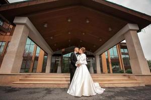 boda de una joven pareja hermosa foto