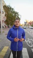 Frau joggt morgens durch die Stadt video