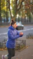 mujer toma jogging matutino por la ciudad video