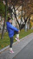 femme fait du jogging matinal à travers la ville video